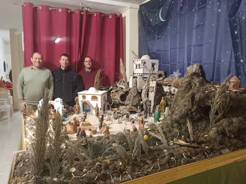 La Casa Regional de Ceuta en Algeciras inaugura su Belén navideño y agradece el éxito de la recogida de juguetes